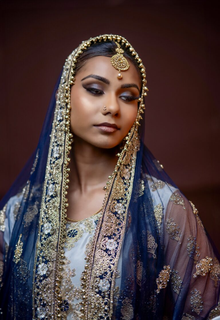 Photo d'une femme en tenue traditionnelle indienne
